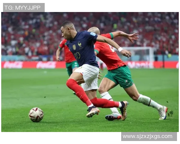 海报展现绿茵场球星风采激情燃动世界足球梦想